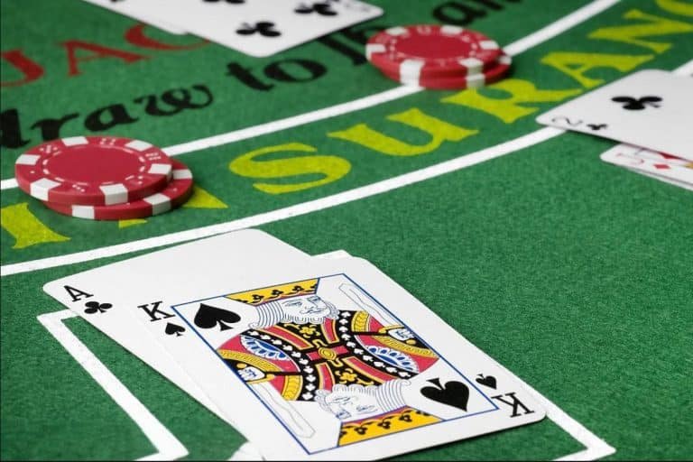 m club Live Casino တွင် Professional Dealer နှင့် Baccarat ကစားနေသောပုံ